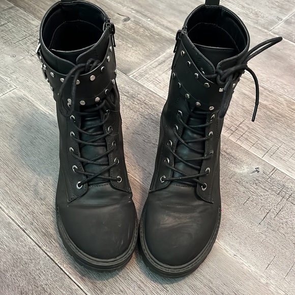 Super stylish woman’s boots! - Picture 2 of 7